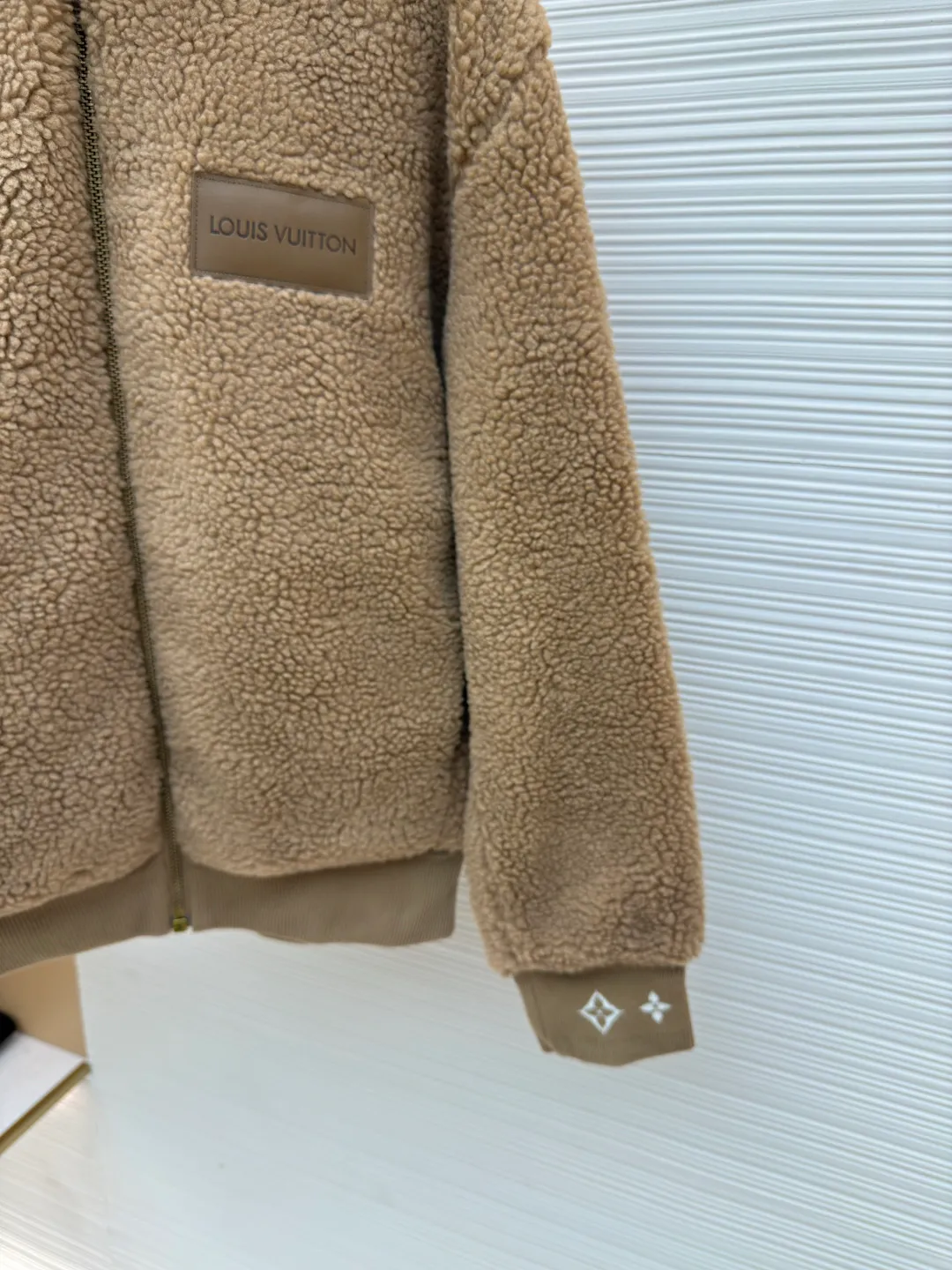LOUIS VUITTON Teddy sheep wool blended suede tunic jacket ●Authentic product: Purchased and developed by 16999 ●Item number: 1680678-B70 ●Fabric: Lamb wool fabric ●Technology: Positioned cutting machine ●Version: Fitted version ●Weight: about 900 grams ●Size: S-M-L-XL ●Description: Made of high-quality lamb wool fabric, the fluff is fine and soft, rich to the touch, the fluff is tight and even, not easy to shed, ensuring the quality and durability of the jacket; the collar adopts a stand-up collar design, which has been treated with special technology to be stiff and stylish, which can protect the neck from cold wind; the brand on the zipper head The logo is exquisite and compact, adding to the beauty of the details; the brand leather patch on the left chest is made of high-quality material, and the embossed brand logo is clear and three-dimensional, with full texture, which enhances the recognition and high-end sense of the jacket; during the sewing process, the stitches are fine and even, especially the splicing of the lamb wool fabric, which is smooth and firm. The overall wiring is straight and delicate, the fabric is comfortable and soft, and the color is consistent without color difference. It can be matched with the same style to create a fashionable look and control various occasions. Customized accessories, complete with three standards, same style for men and women!